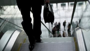 Ноги мужчины с портфелем на эскалаторе - Фото РАПСИ